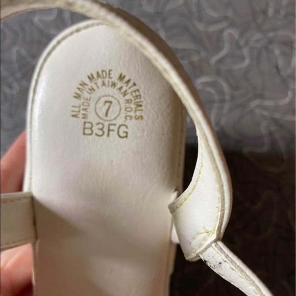 Pastel Vintage Sandals - Picture 4 of 5